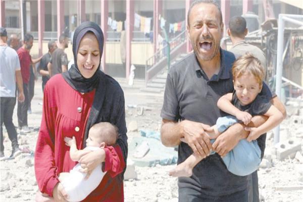 أسرة فلسطينية تهرب من وحشية الاحتلال