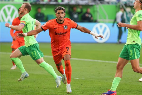 الدولي المصري عمر مرموش لاعب آينتراخت فرانكفورت الألماني