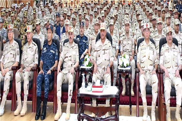 وزير الدفاع يستمع إلى شرح تفصيلى من اللواء أ.ح هشام حسنى قائد المنطقة الشمالية العسكرية