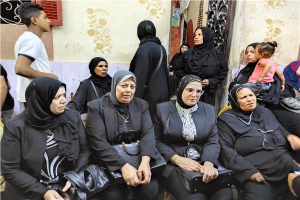 أعضاء المجلس القومي للمرأة أثناء تقديمهم واجب العزاء