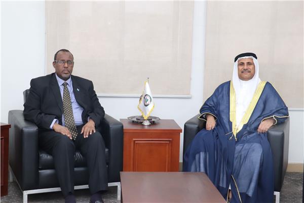 رئيس البرلمان العربي عادل بن عبد الرحمن العسومي وسفير جمهورية الصومال لدى مصر علي عبدي أواري