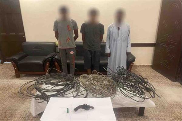 المتهمون وأمامهم المضبوطات