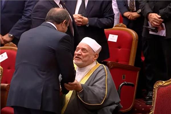 الرئيس السيسي يقبل رأس الدكتور أحمد عمر هاشم باحتفالية المولد النبوي