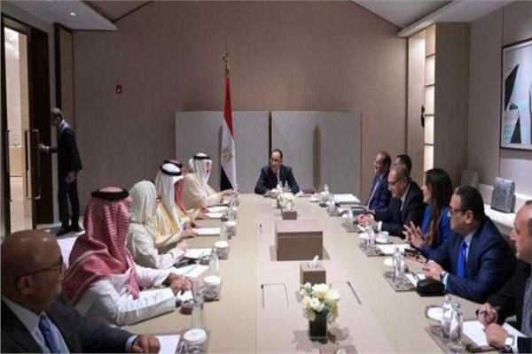 رئيس الوزراء خلال لقائه بالوفد السعودي في الرياض