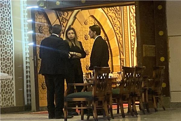 الصور الأولى لإبنة ناهد رشدي بعزاء والدتها بمسجد الشرطة 