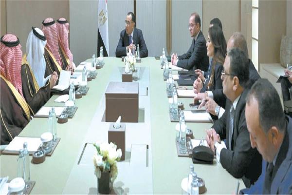 د. مصطفى مدبولى رئيس الوزراء والوفد المرافق له خلال اجتماعه مع وزير الصناعة السعودى