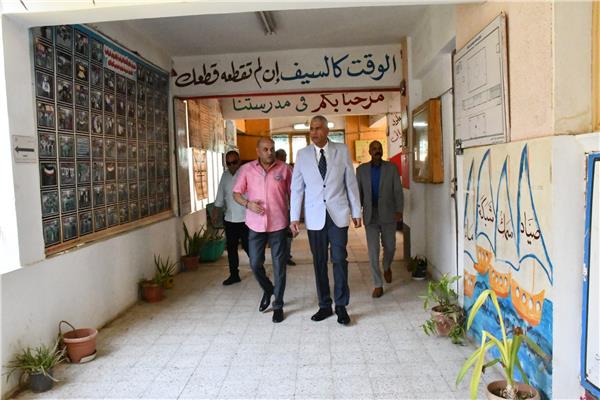 محافظ أسوان يتفقد عدد من المدارس