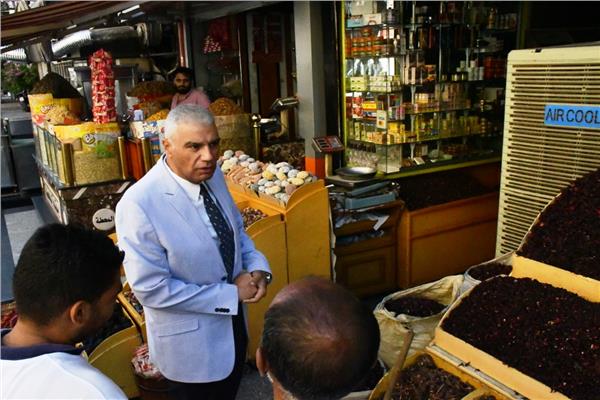 محافظ أسوان يواصل جولاته الميدانية 