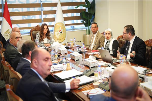 اجتماع وزيرة التنمية المحلية بمحافظ القاهرة الدكتور إبراهيم صابر