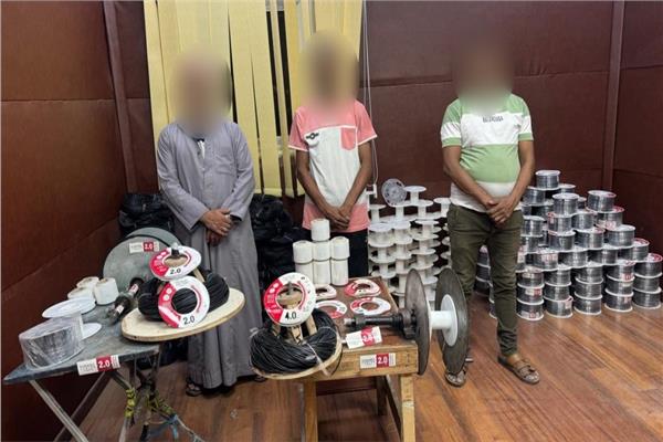 المتهمون وبحوزتهم المضبوطات