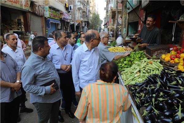 اللواء عماد كدواني محافظ المنيا خلال الجولة