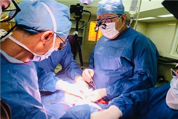 جانب من اجراء العمليات التجميلية