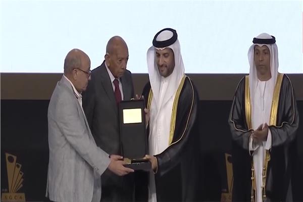 الدكتور محمد غنيم رائد زراعة الكلى بالشرق الأوسط خلال تكريمه بمنتدى الشارقة الدولي 