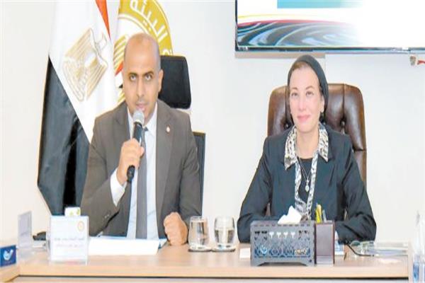 وزيرة البيئة خلال ترؤسها اجتماع متابعة منظومة إدارة المخلفات