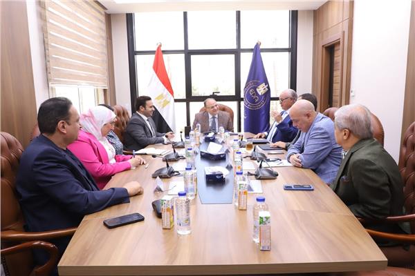 د. علي الغمراوي رئيس هيئة الدواء المصرية وممثلي غرفة صناعة الأدوية