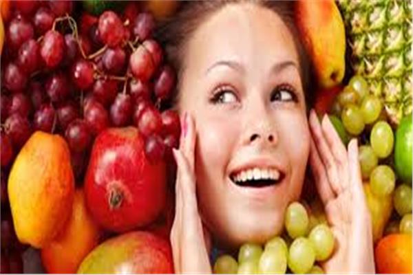 الأطعمة المفيدة والضارة لصحة الجلد