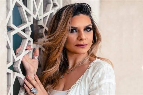 الفنانة نادين