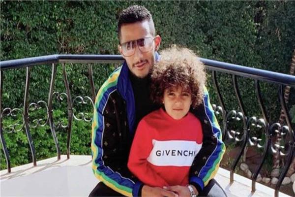 الفنان محمد رمضان وابنه