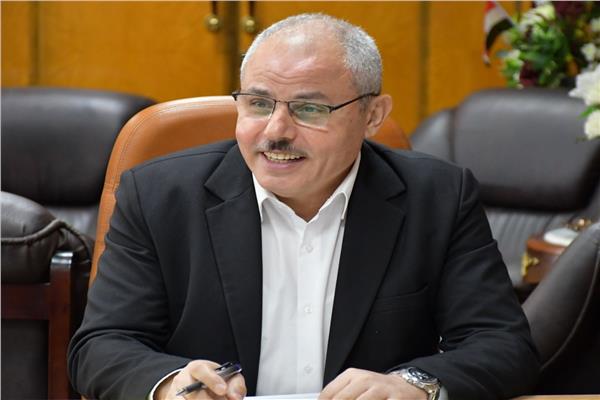 الدكتور ناصر مندور رئيس جامعة قناة السويس