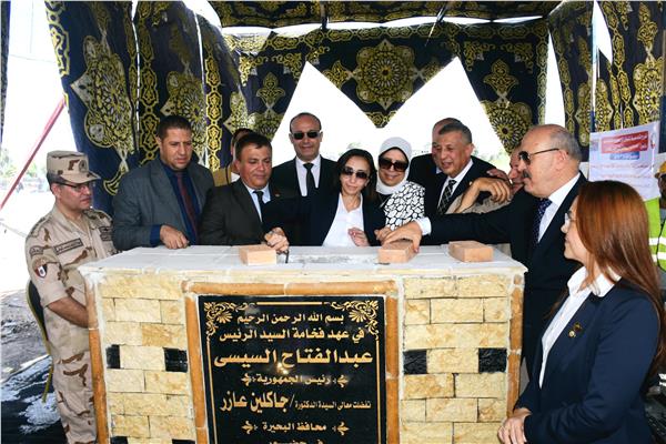 محافظ البحيرة تضع حجر الأساس