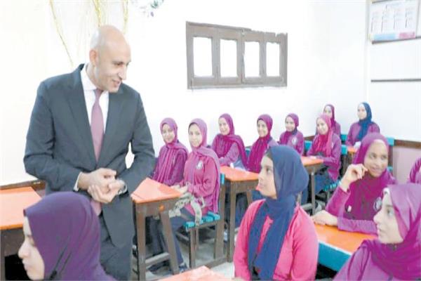 محمد عبد اللطيف يتفقد اليوم الأول بمدارس سوهاج مع بدء العام الدراسى