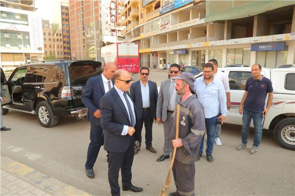 محافظ كفر الشيخ مع عامل النظافة