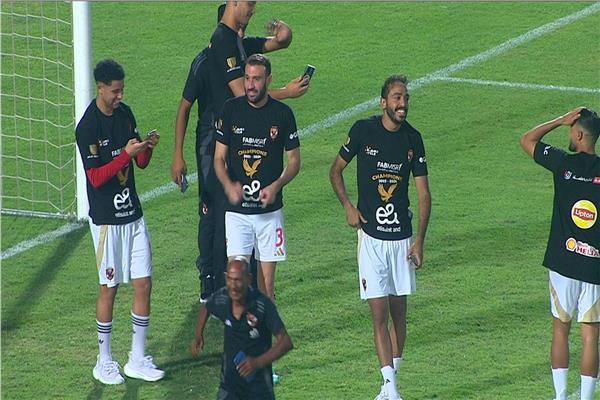 لاعبو الأهلي يرقصون احتفالًا بالتتويج بالدوري