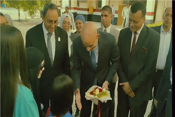  تلاميذ قنا يستقبلون وزير التعليم مع بداية العام الدراسي الجديد