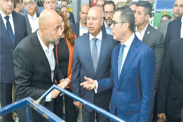مهندس كامل الوزير والمهندس محمد شيمى يستمعان لشرح حول إنتاج شركة جنرال موتورز