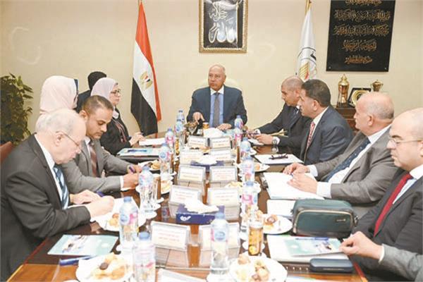 الفريق كامل الوزير خلال الاجتماع  مع مجلس إدارة هيئة المشروعات الصناعية