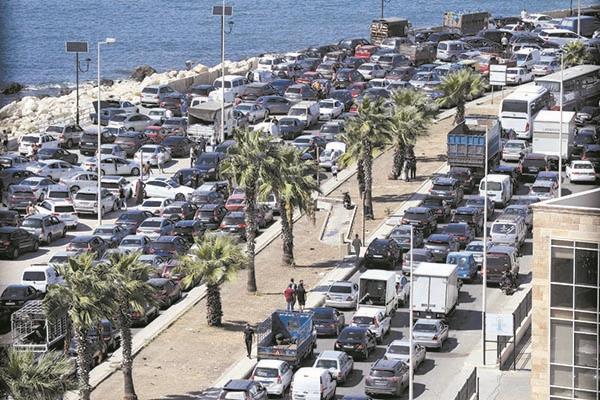 تكدس السيارات خلال نزوح سكان من قرى الجنوب اللبنانى نتيجة الغارات الاسرائيلية