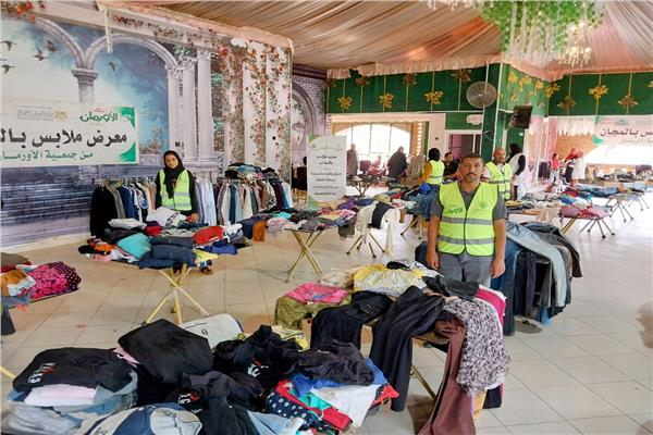 جانب من معرض توزيع الملابس الجديدة على 350 أسرة
