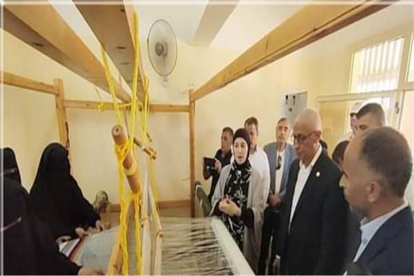 محافظ شمال سيناء يسلم الانوال للمتدربات علي صناعة الكليم بنخل