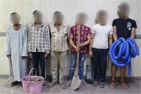 المتهمين وبحوزتهم الأدوات المستخدمة في التنقيب