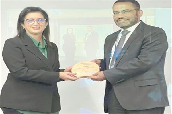 مساعد وزير الصحة يتسلم الجائزة من منظمة الصحة العالمية