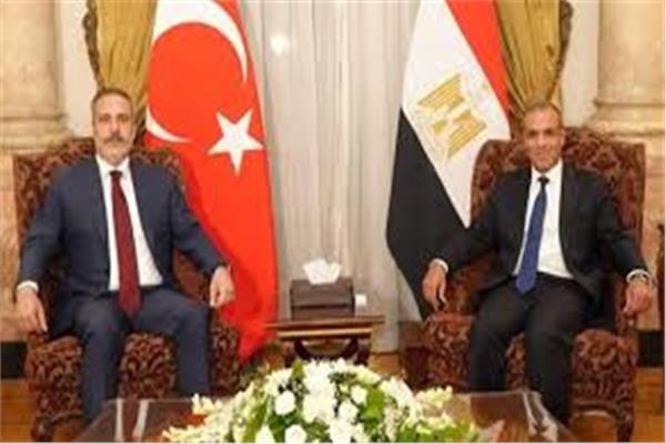 وزير الخارجية والهجرة مع نظيره التركي