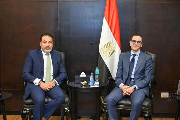 المهندس حسن الخطيب ومحمد فايد الرئيس التنفيذى لبنك أبوظبى