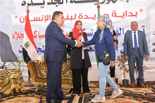 اللواء طارق مرزوق محافظ الدقهلية خلال تسليم الوحدات
