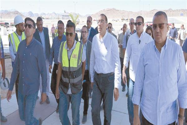 رئيس الوزراء خلال جولته التفقدية بمدينة سانت كاترين