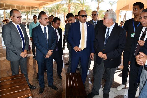 الدكتور أيمن عاشور وزير التعليم العالي والبحث العلمي