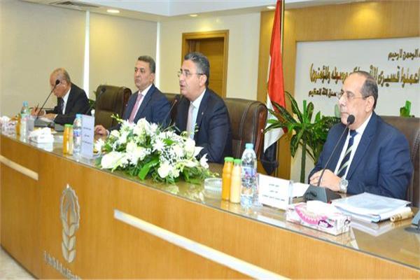 جانب من اجتماع وزير التموين بالقابضة الغذائية