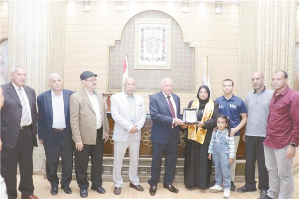 نقيب المعلمين يمنح درع التكريم لأسرة «ضحية القهر»
