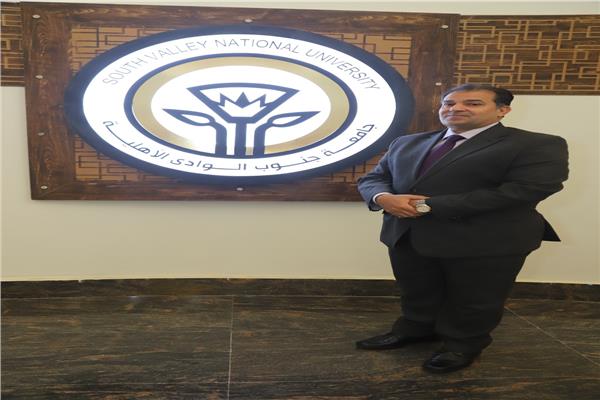 الدكتور أحمد عكاوى رئيس جامعة جنوب الوادي