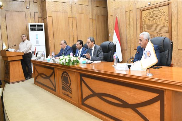 محافظ قنا