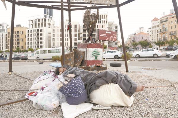 نازحة تنام علي رصيف شارع في بيروت