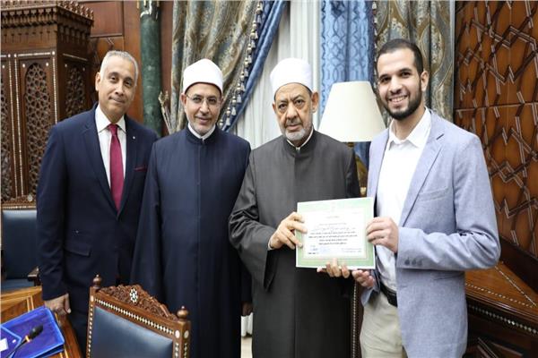 شيخ الأزهر يكرم طلاب طب أسنان الأزهر