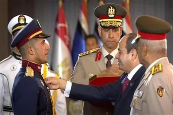 الرئيس السيسي يمنح الأنواط لأوائل الخريجين