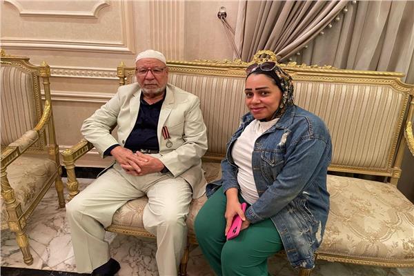 محررة القسم العسكري أثناء الحوار مع البطل