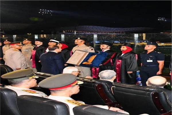 الرئيس السيسي يكرم أوائل خريجي جامعة المنوفية