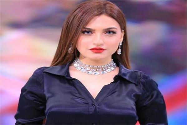 الإعلامية ياسمين عز